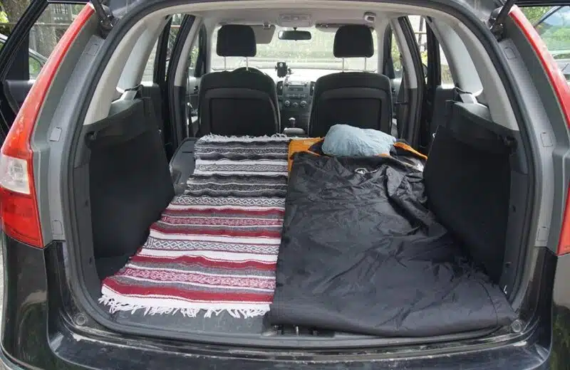 Voyageur nomade : secrets pour bien dormir dans une voiture