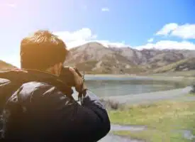 un homme prenant une photo lors d'un voyage