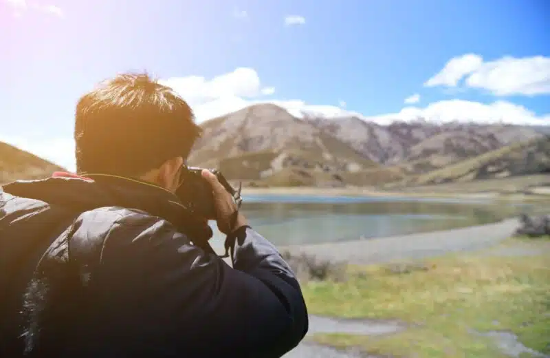 un homme prenant une photo lors d'un voyage